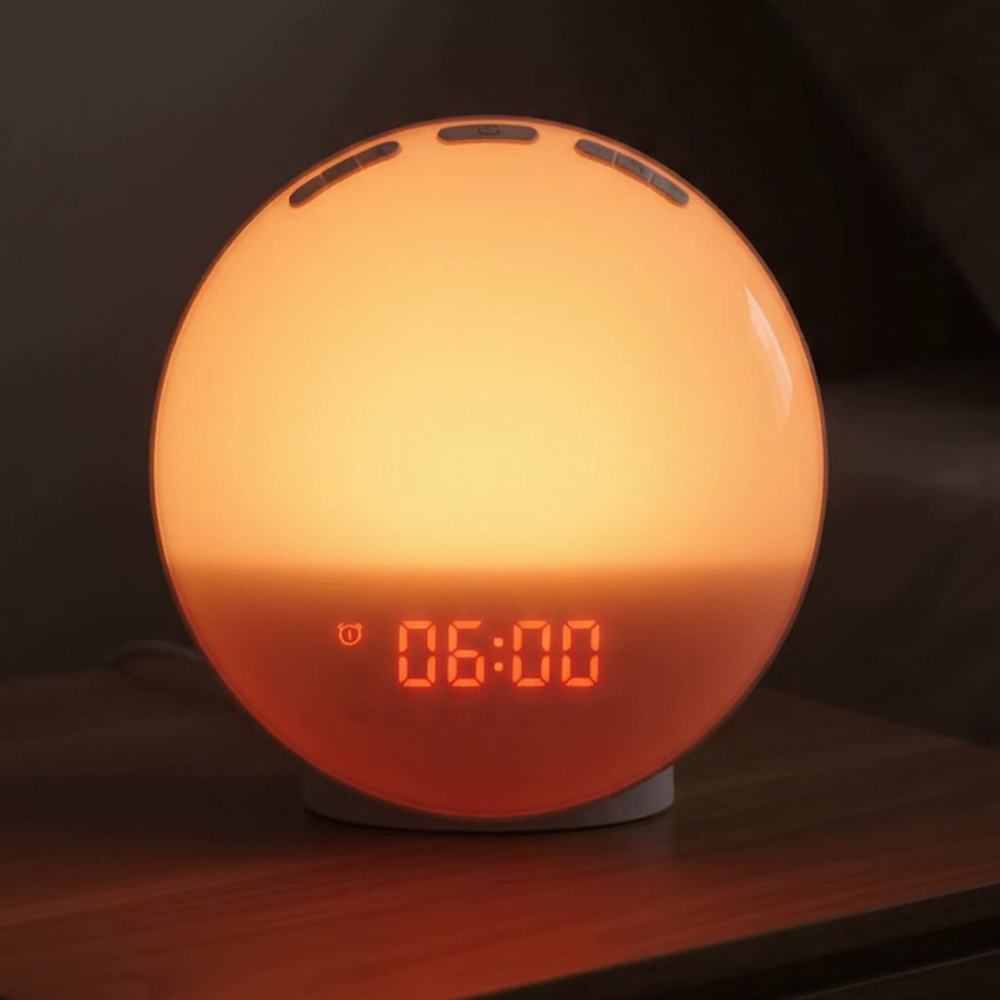 Réveil Aubéa allumé en lumière orange dans une chambre
